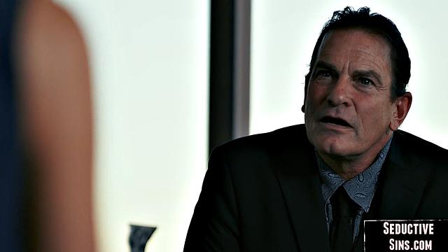 Сочная блондинка с аппетитной жопой скачет на члене любовника в страстной позе наездницы.