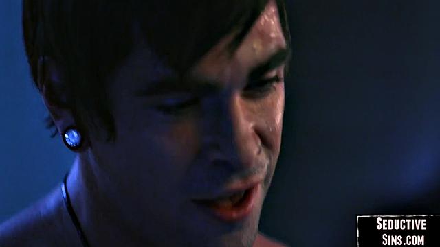 Сочная блондинка с аппетитной жопой скачет на члене любовника в страстной позе наездницы.