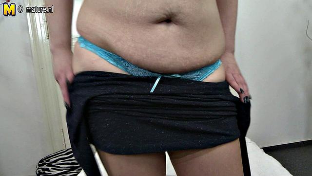 шальная зрелая жена раздвигает ноги и орет от кайфа