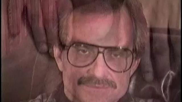 тед дрочит с рабочим и кончает мощно