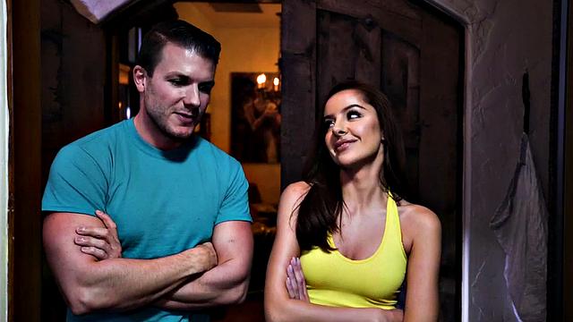 Жадная парочка развлекается с застрявшей крошкой - бж перед минетом