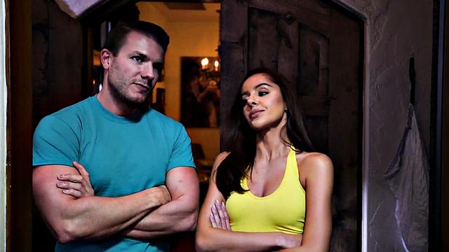 Жадная парочка развлекается с застрявшей крошкой - бж перед минетом