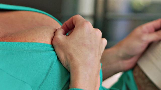 блондинка зрелка превращает диван в романтическое порно