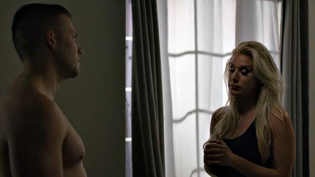 милф-мачеха получает большой член в мокрую киску