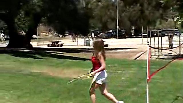 little april страстно целует и лижет подругу на улице