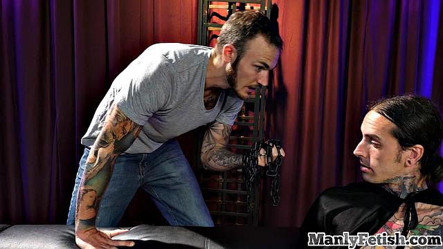 tattooed stud gets cocksucked by lover