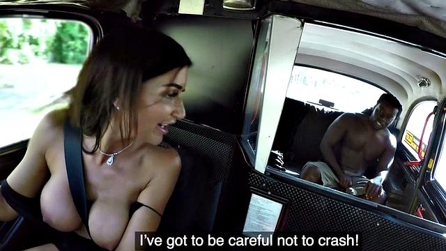 Британская таксистка с огромной грудью сосет черный член и жарится прямо в машине