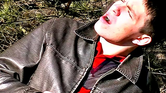 Алекс курит на улице - Алекс
