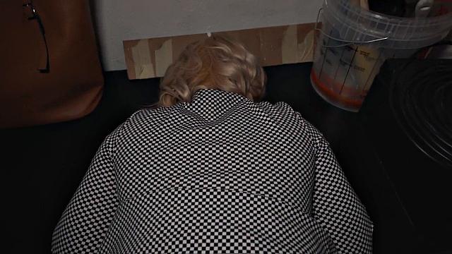 Мамочка с сочной попкой устроила шоу на улице и взяла всё в рот