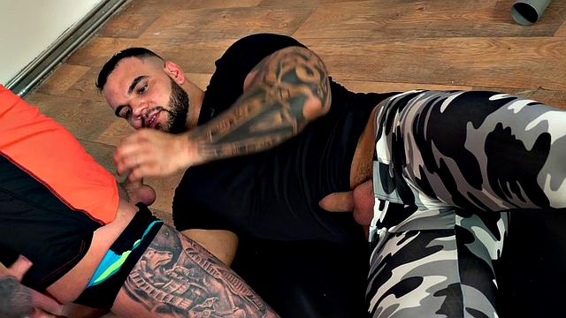 татуированный развратник ловит кайф и шутит, пока в него входят