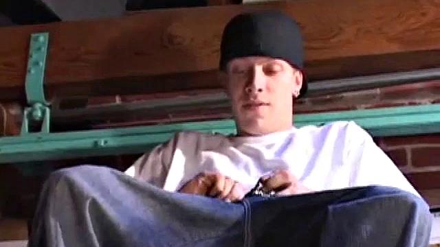 Шейн дрочит до мощного кончания, не сдерживается ни на секунду