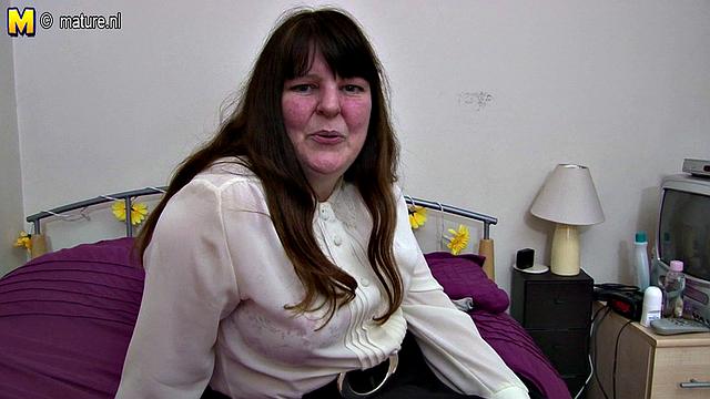 британская милф тусуется соло, чай и печенье не в счёт
