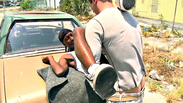 Black skinny bottom gets fucked outdoors by white top