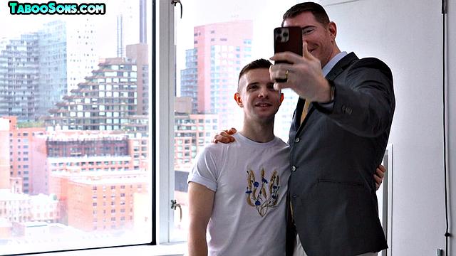 Бородач развлекается с подтянутым парнем и шутит про возраст разницы в заднем проходе.