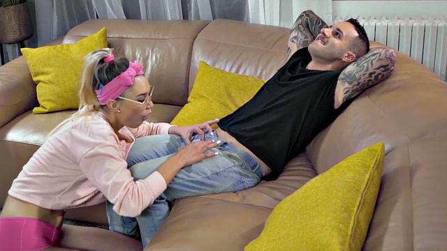 Watch this big dick guy fuck his teeny pussy on the couch after deepthroating and kissing her on the way