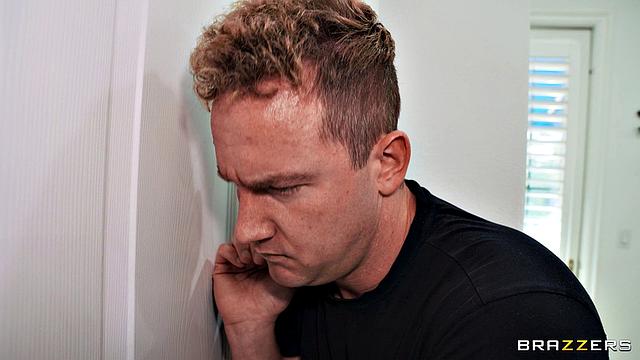 Рыжая бестия заманивает соседа по комнате в масляный nuru-разврат