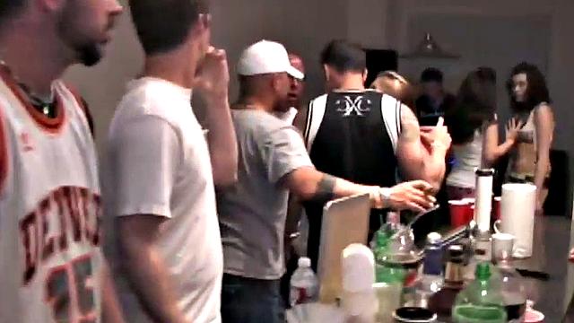 яркая студентка с маленькой грудью отдается в жёстком межрасовом замесе