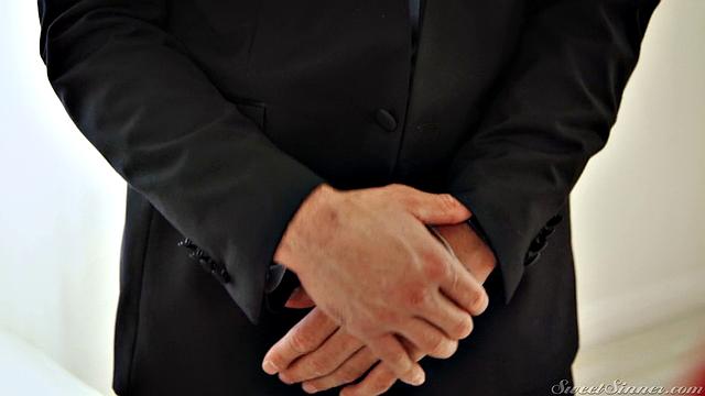 Скарлит Скендал тайно трахается с будущим свёкром в семейном отпуске, жёсткий секс и глубокий финал с кончей в киску.