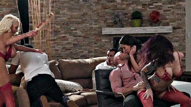 офисные развратницы устроили жаркую телефонную вечеринку для жениха