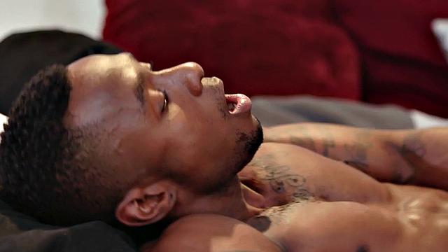мускулистый черный мачо трахает нового парня голым ббс на кровати