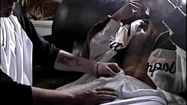 Брутальный гей с большим стоит и сам удивляется, сколько удовольствия может доставить простая рука и рот.