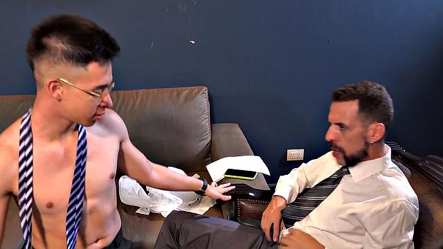 латинский твинг в форме получает жаркий трах от зрелого dilf после пар