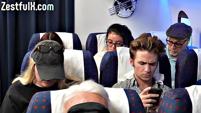 Чернокожая с большой жопой скачет на члене прямо в самолёте, не скрывая возбуждения.