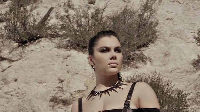 готичная красотка с большими сиськами получает жесткий анал на свежем воздухе