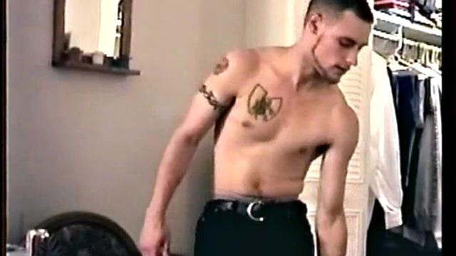 Два мужика по-взрослому трахаются и кончают на камеру, страсть и сперма в каждом движении.