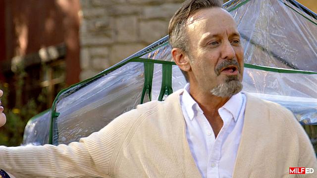 Мамаша скучает по мужу и устраивает жаркий секс с садовником прямо в теплице с Диего Пересом и Дженной Старр.