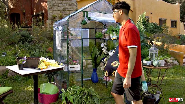 Мамаша скучает по мужу и устраивает жаркий секс с садовником прямо в теплице с Диего Пересом и Дженной Старр.