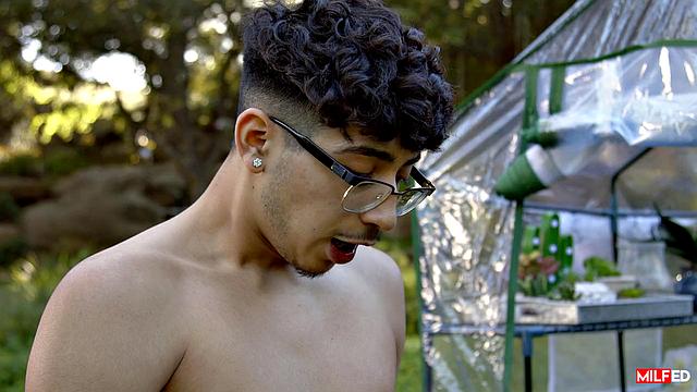 Мамаша скучает по мужу и устраивает жаркий секс с садовником прямо в теплице с Диего Пересом и Дженной Старр.