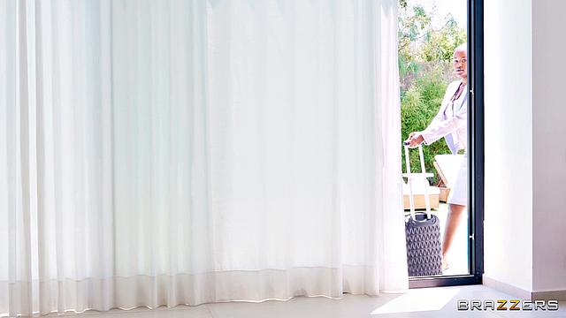 Лекси Лув заводится после конференции и жёстко трахается с коллегой, пока тот лупит по её жопе и кончает на лицо и бейджик.