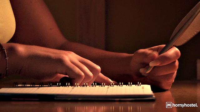 Зузу Sweet увидела через замочную скважину и сразу взяла в рот черный хуй соседа по хостелу, потом трахалась на полу и сглотнула сперму Jesus Reyes.