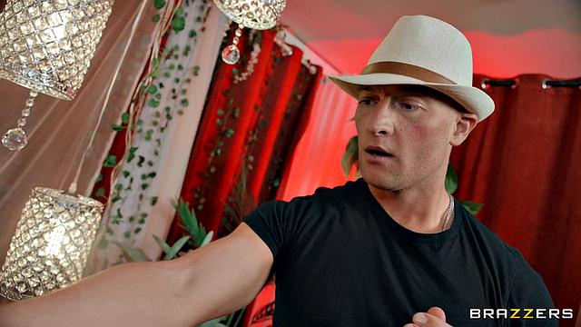 Лулу Чу заманила Зэка в свою сексуальную ловушку и устроила ему жаркую ночь соблазна и секса с кунилингусом и глубоким трахом.