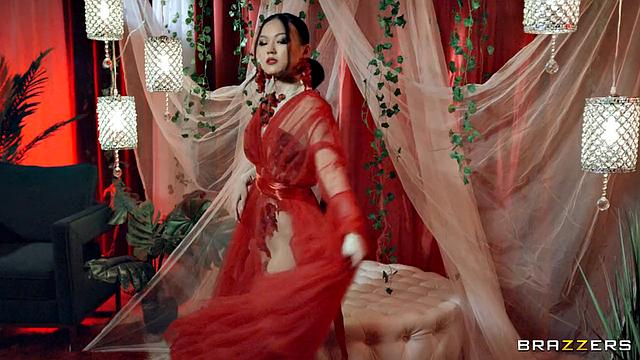 Лулу Чу заманила Зэка в свою сексуальную ловушку и устроила ему жаркую ночь соблазна и секса с кунилингусом и глубоким трахом.