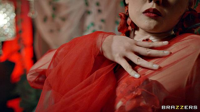 Лулу Чу заманила Зэка в свою сексуальную ловушку и устроила ему жаркую ночь соблазна и секса с кунилингусом и глубоким трахом.