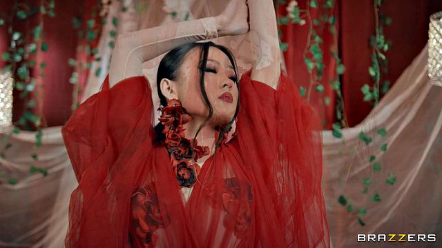 Лулу Чу заманила Зэка в свою сексуальную ловушку и устроила ему жаркую ночь соблазна и секса с кунилингусом и глубоким трахом.