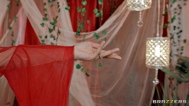 Лулу Чу заманила Зэка в свою сексуальную ловушку и устроила ему жаркую ночь соблазна и секса с кунилингусом и глубоким трахом.