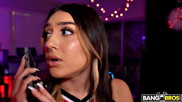 Виолет Джемс и Джонни Лав - вечеринка обернулась траханьем с огромным дилдо и жирным финишем на лицо.