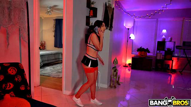 Виолет Джемс и Джонни Лав - вечеринка обернулась траханьем с огромным дилдо и жирным финишем на лицо.