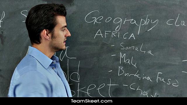 Школьница Алексия Голд глубоко сосёт учителю и получает сперму на лицо