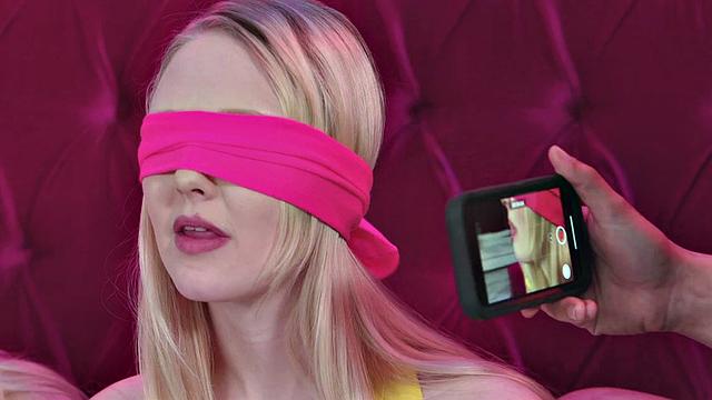 Two blindfolded 21yo lez enjoy pussyeating in threesome