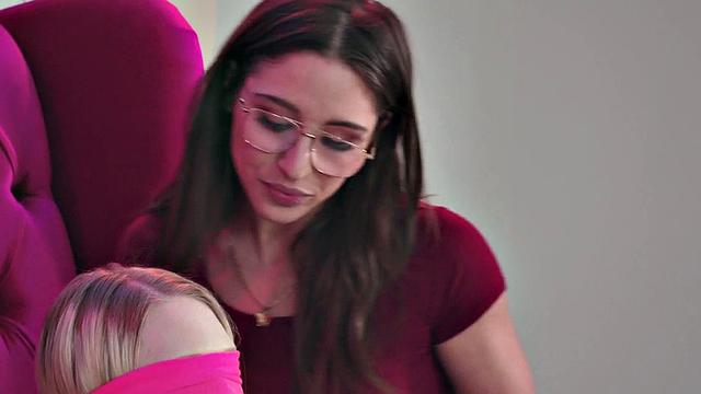 Two blindfolded 21yo lez enjoy pussyeating in threesome