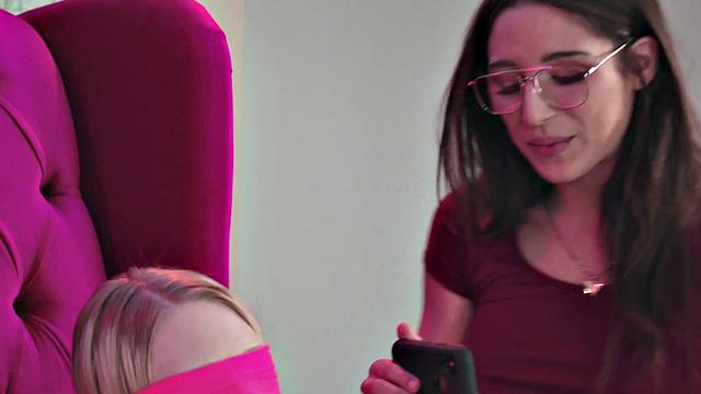 Two blindfolded 21yo lez enjoy pussyeating in threesome