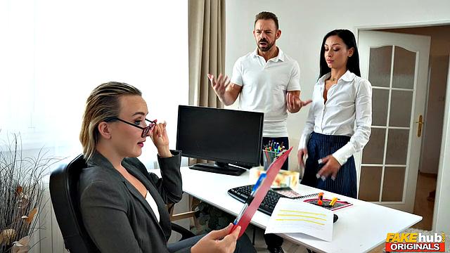начальница застукала парочку, офис превращается в анальный эпизод