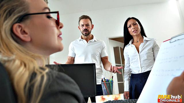 начальница застукала парочку, офис превращается в анальный эпизод