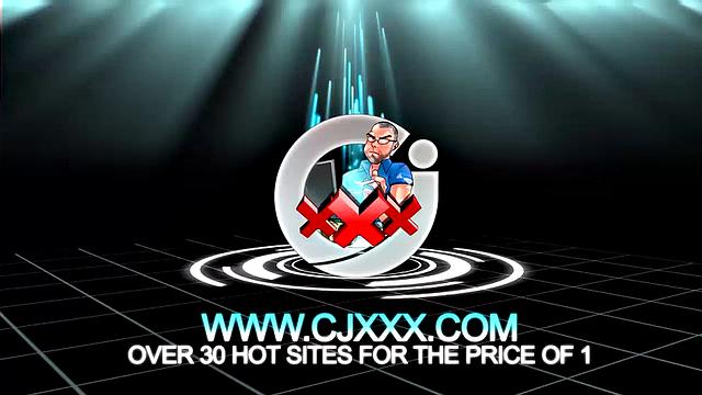 В раздевалке взрослый гей дрочит и шутит над камерой.