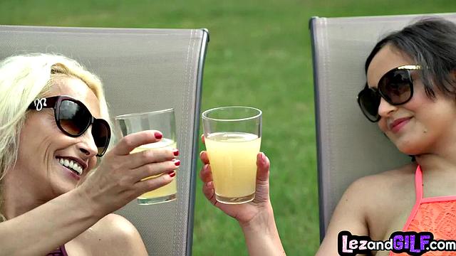 Stunning lez MILF fingered by babe