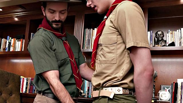 волосатый твинк с тату кайфует от римминга в офисе